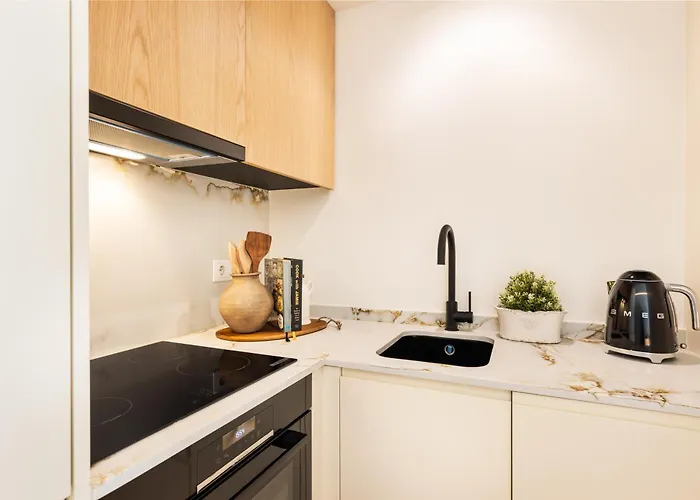 Blq Charneco 1bdr In By Lovelystay בולקיאמה